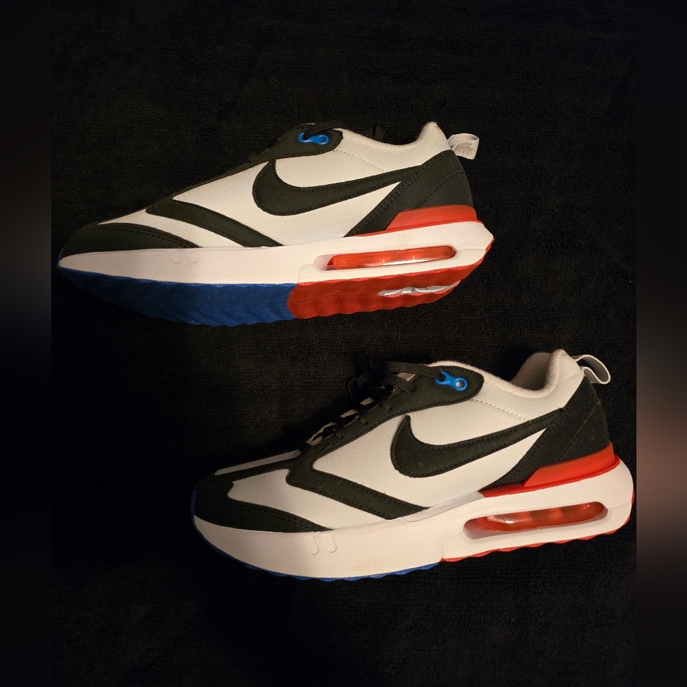 Nike Black and Red Dynamic Sneakers